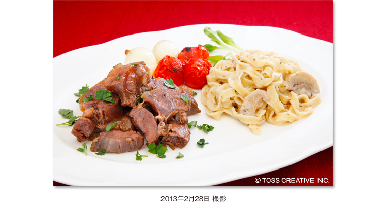 黒トリュフソースの生パスタと赤ワイン煮のすね肉